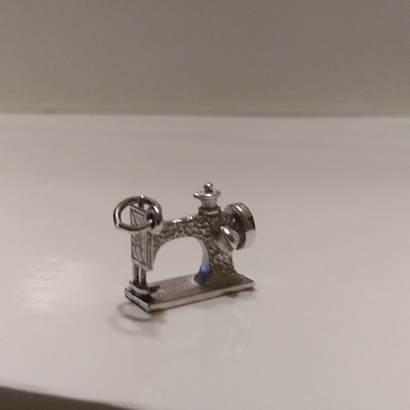 Sterling sewing machine charm - Picture 2 of 6